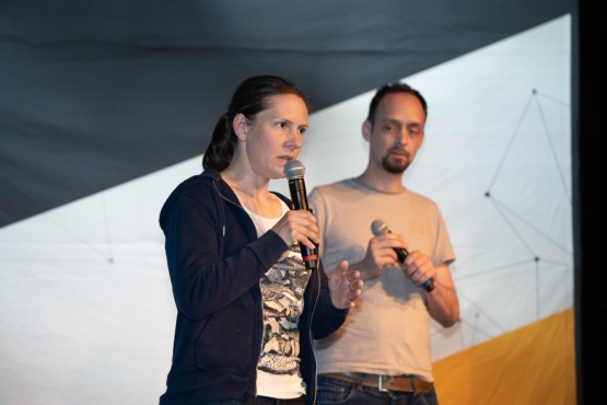Eine Speakerin und ein Speaker bei ihrem Talk