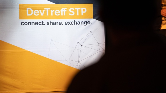 Eine Werbewand des DevTreff St. Pöltens